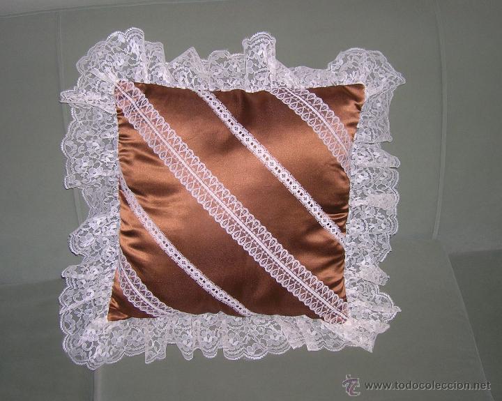Vintage: COJIN MARRON DE RASO CON PUNTILLAS DE ENCAJE 36X36 CM.