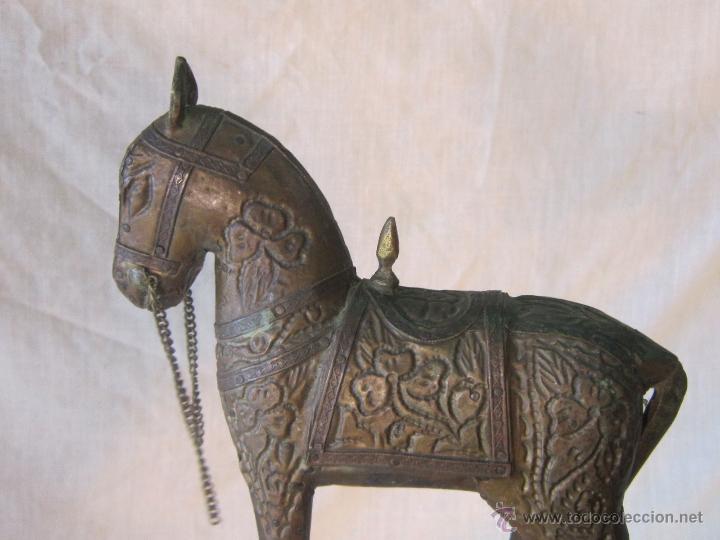Vintage: CABALLO EN MADERA Y LATON - Foto 1