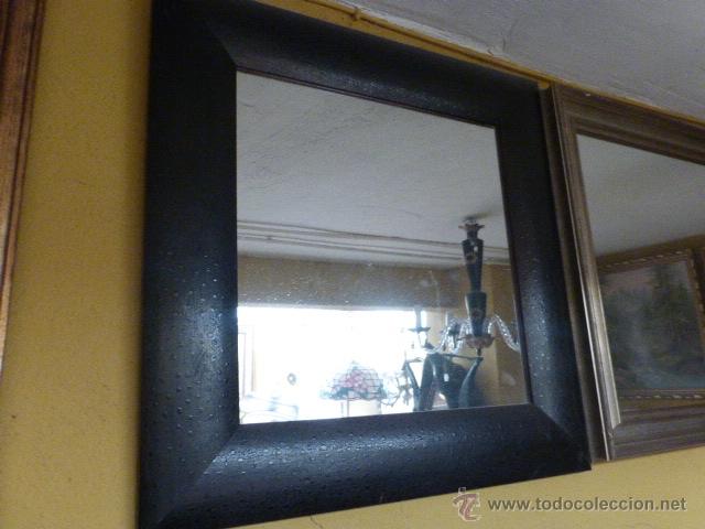 Vintage: ESPEJO PARA COLGAR EN PARED CON MOLDURA DE MADERA EN COLOR CUERO