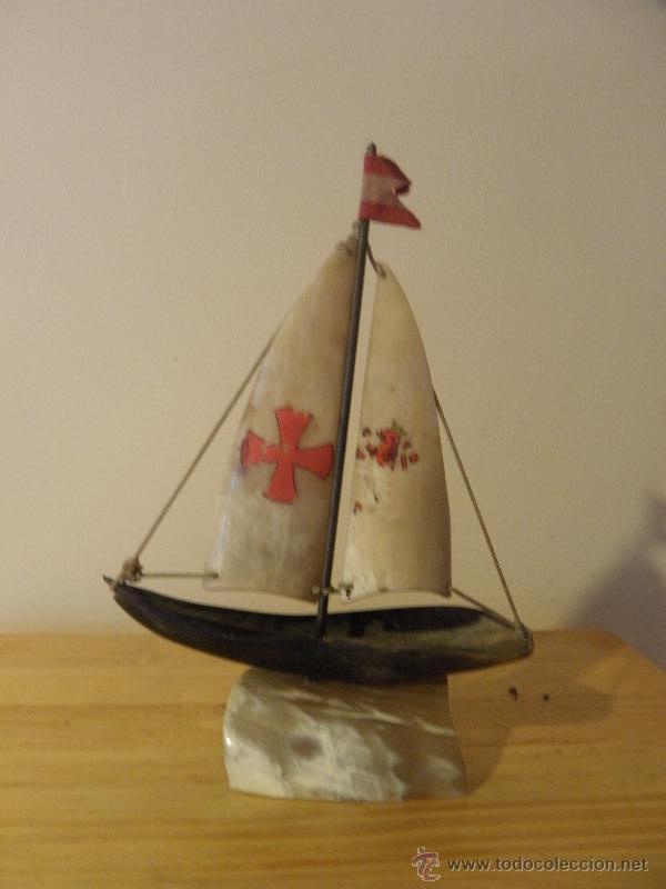 Vintage: Barco de hueso con bandera y cruz templaria