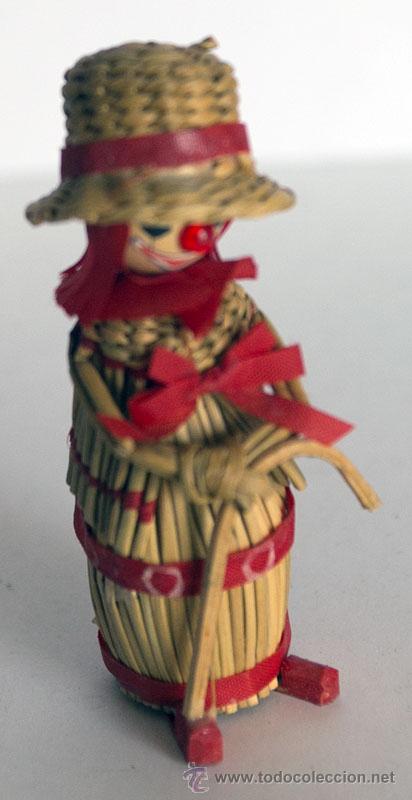 Vintage: FIGURA DE PAJA CON GORRO Y BAST&Oacute;N