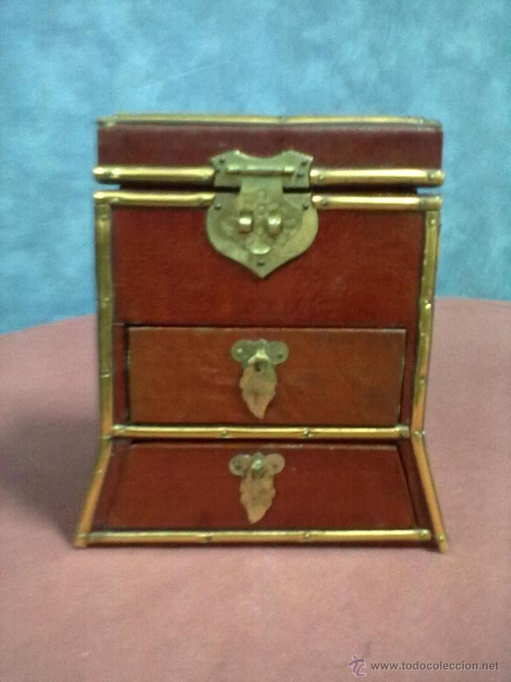 Vintage: CAJA MADERA FORRADA TAPIZADA Y METAL