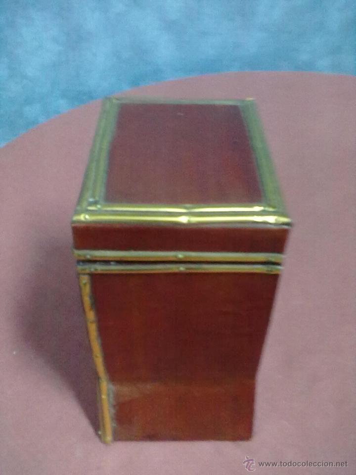 Vintage: CAJA MADERA FORRADA TAPIZADA Y METAL - Foto 2