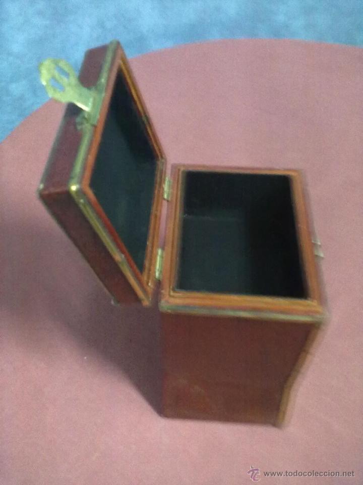 Vintage: CAJA MADERA FORRADA TAPIZADA Y METAL - Foto 4