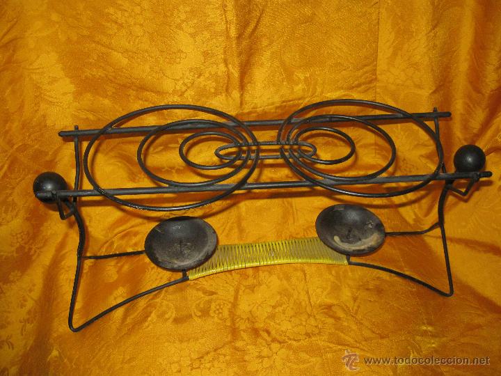 Vintage: PRECIOSO CALENTADOR DE PLATOS EN HIERRO Y CINTA VINILO, A&Ntilde;OS 1950-60 NEGROS SUJETANDO EL DETALLE