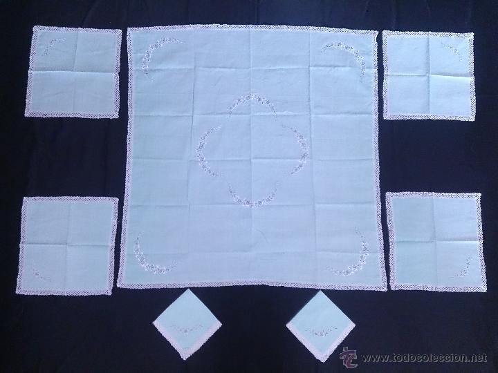 Vintage: Peque&ntilde;o mantel y 6 servilletas de color verde turquesa con bordado y puntilla.