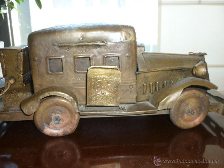 Vintage: ORIGINAL Y BONITO COCHE EN LATON HECHO A MANO Y GRABADO, UTILIZABLE EN VARIOS USOS