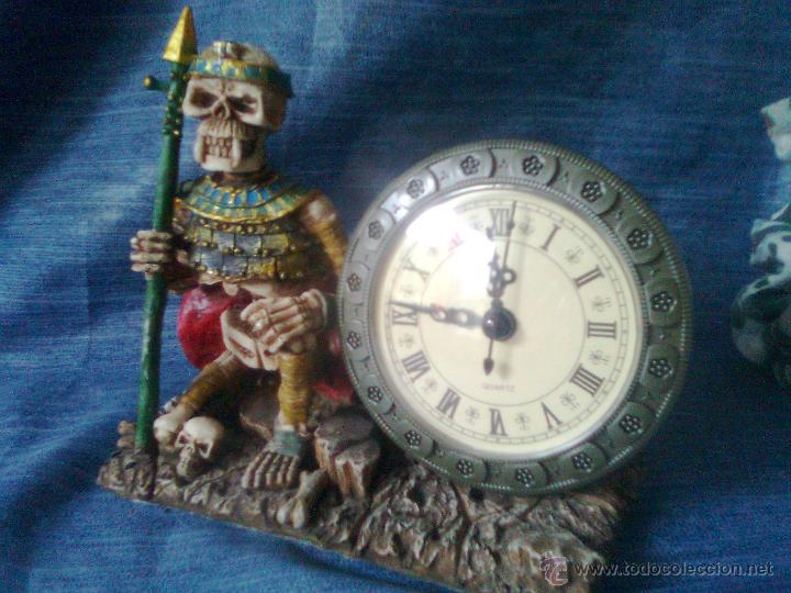Vintage: Precioso Esqueleto con reloj de sobremesa, en piedra o resina. 14,50 por 14,50 por 7 cms