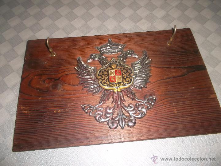 Vintage: tabla para colgar llaves con escudo bisefalo antiguo