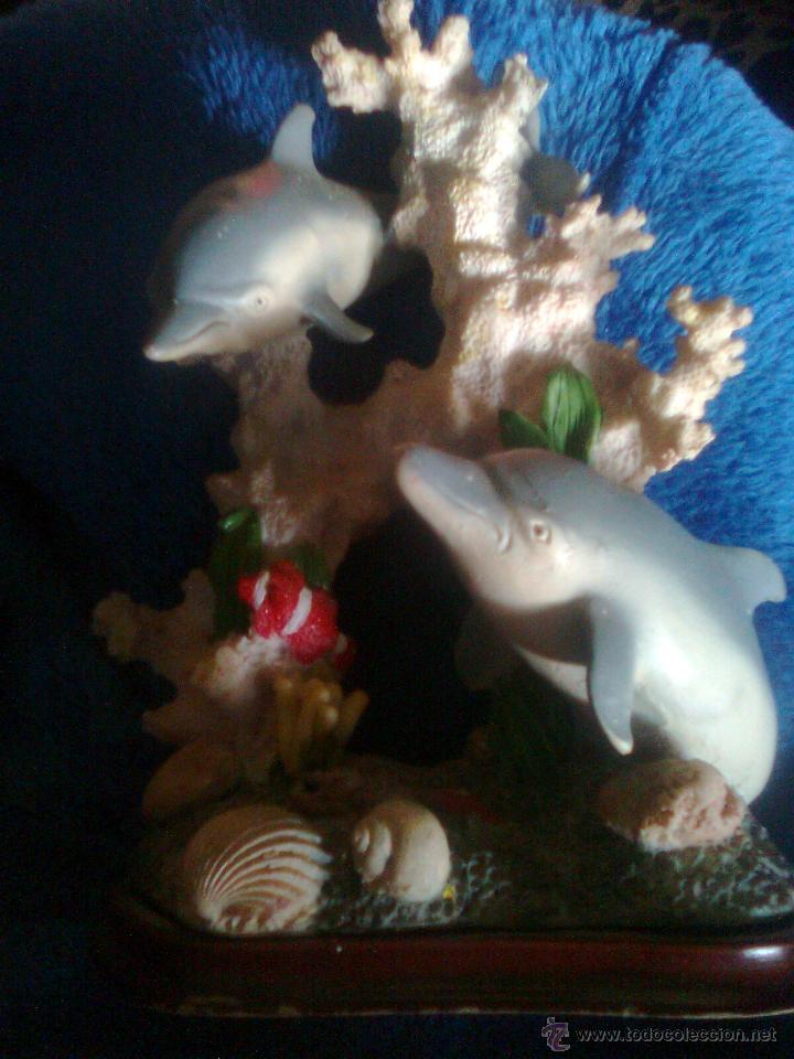 Vintage: Elegante figura coral y delfines resina sobre peana de madera. 18 cms alt