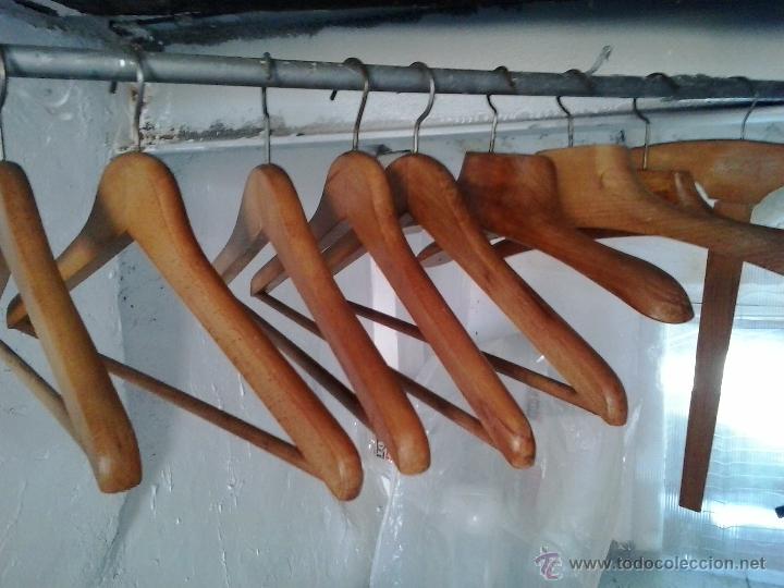 Vintage: lote de perchas de madera - Foto 2