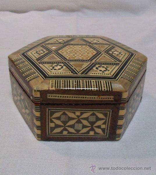 Vintage: FABULOSA CAJA - JOYERO DE MADERA CON INCRUSTACIONES DE N&Aacute;CAR ,  EN FORMA EXAGONAL