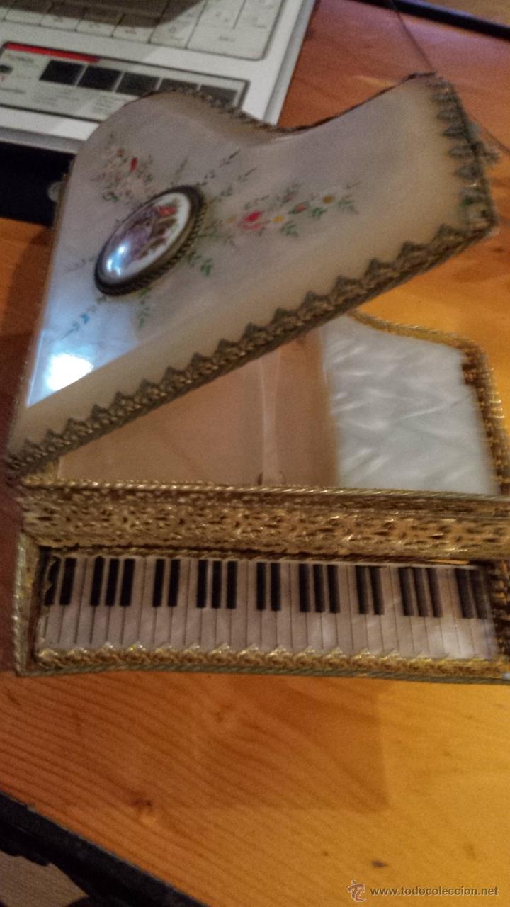 Vintage: JOYERO MUSICAL  DE NACAR Y DORADO CON FORMA DE PIANO DE COLA. A&Ntilde;OS 60.