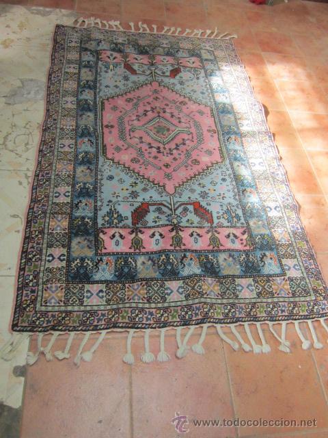 Vintage: Alfombra en rosas y azul claro. Con flecos.