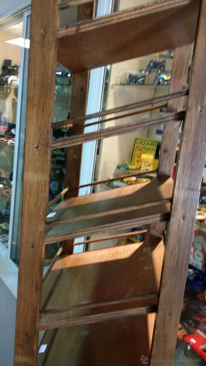 Estanteria de madera con estantes inclinados, t - Vendido en Subasta