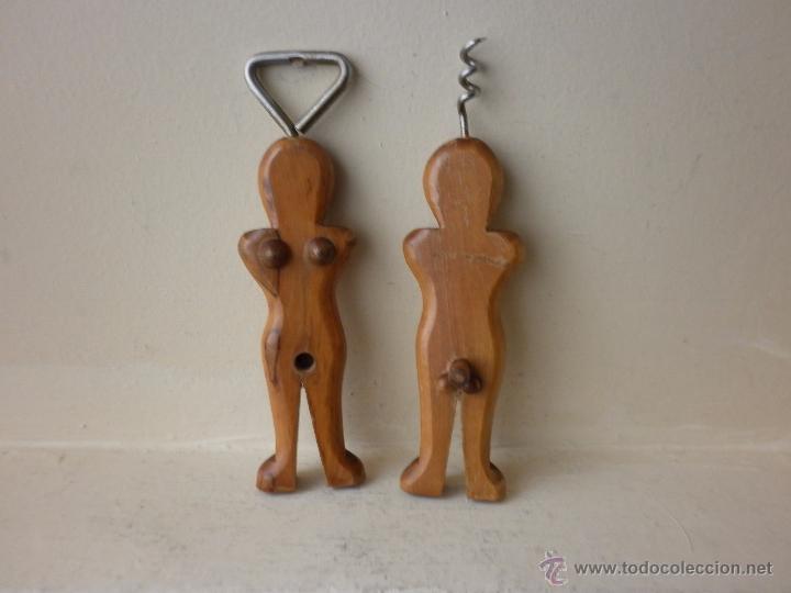 Vintage: SACACORCHOS Y ABREBOTELLAS DE MADERA PAREJA DESNUDOS