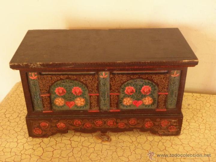 Vintage: Caja o baul con motivos florales e hindues - rosas
