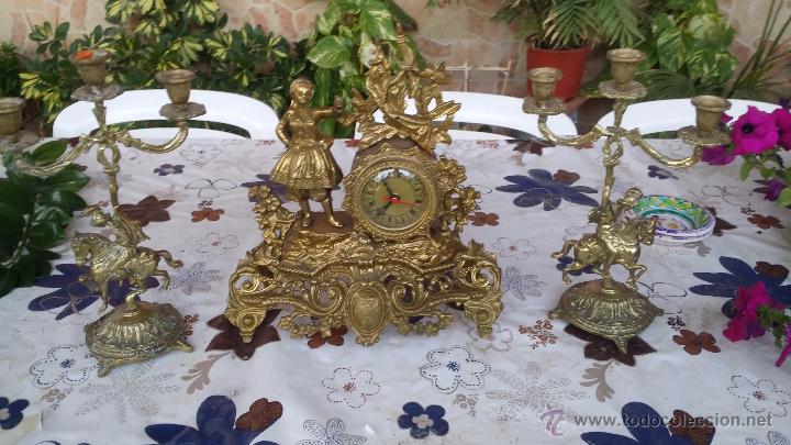 Vintage: antiguos candelabros y reloj de bronce. - Foto 1