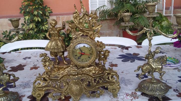 Vintage: antiguos candelabros y reloj de bronce. - Foto 2
