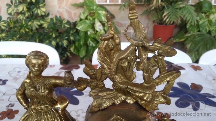 Vintage: antiguos candelabros y reloj de bronce. - Foto 3