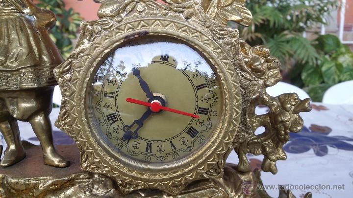 Vintage: antiguos candelabros y reloj de bronce. - Foto 4