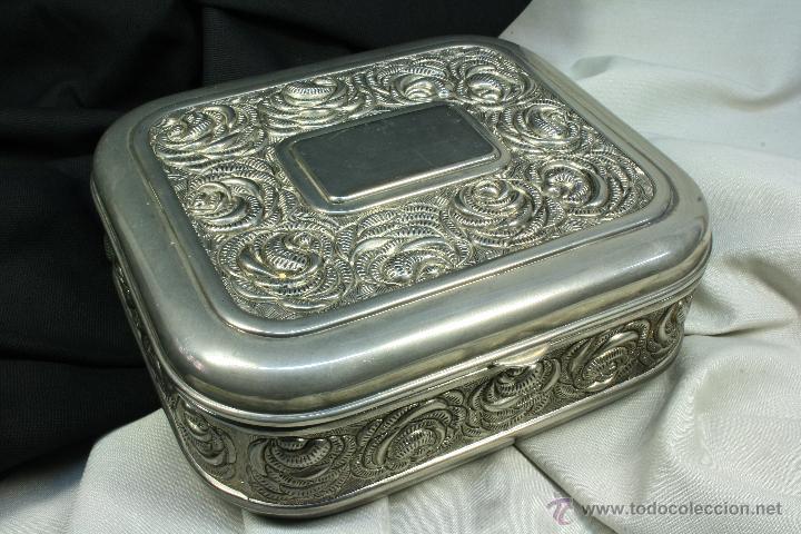 Vintage: Caja Vintage plateada. Caja con relieve. Joyero. Ba&uacute;l.