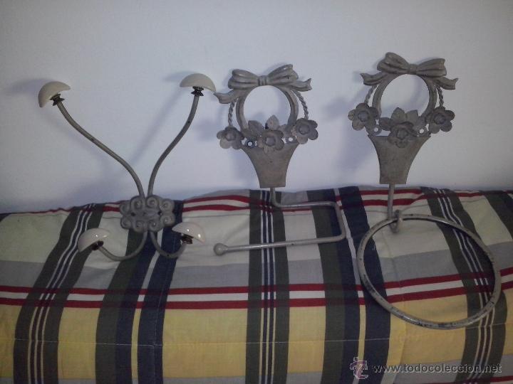 Vintage: Juego completo de toallero y percha metal y porcelana.3 piezas