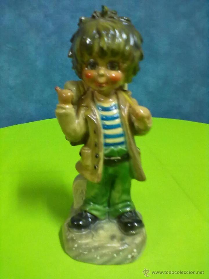 Vintage: FIGURA ESCAYOLA NI&Ntilde;O CON MOCHILA HACIENDO AUTO STOP