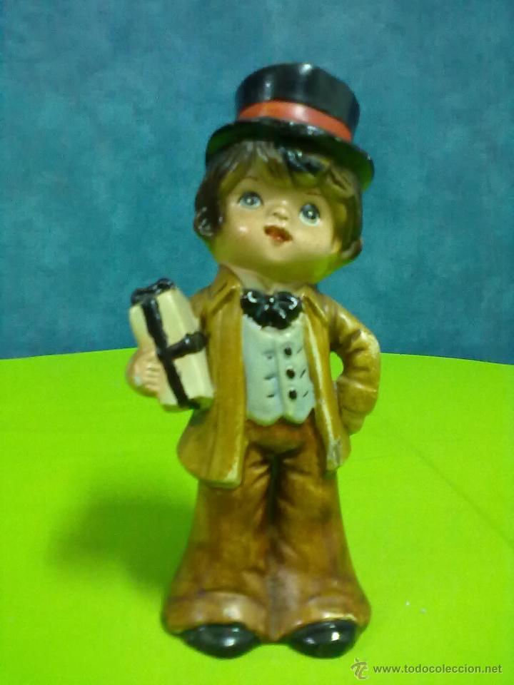 Vintage: FIGURA DE ESCAYOLA NI&Ntilde;O GALANTE