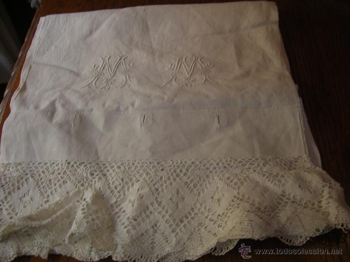 Vintage: Muy bella funda de almohada con encaje de bolillos y letras bordadas a mano