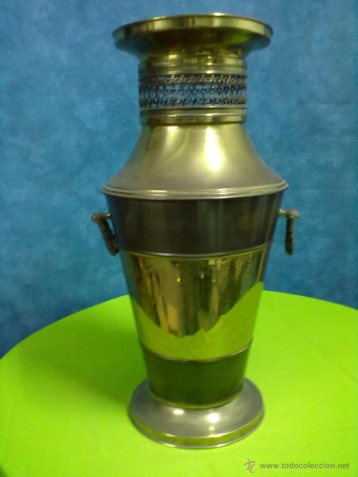 Vintage: JARRON PARAGUERO DE METAL Y METAL PAVONADO