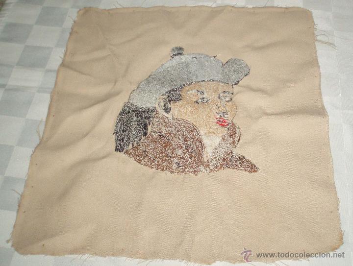 Vintage: bordado de un mongol para enmarcar 33 cms y 32 cms - Foto 2
