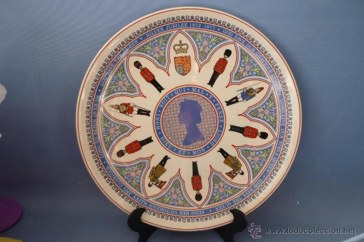 Vintage: PLATO DE PORCELANA INGLESA CON SOPORTE CONMEMORATIVO 1952-1977.DIAMETRO 26CM.