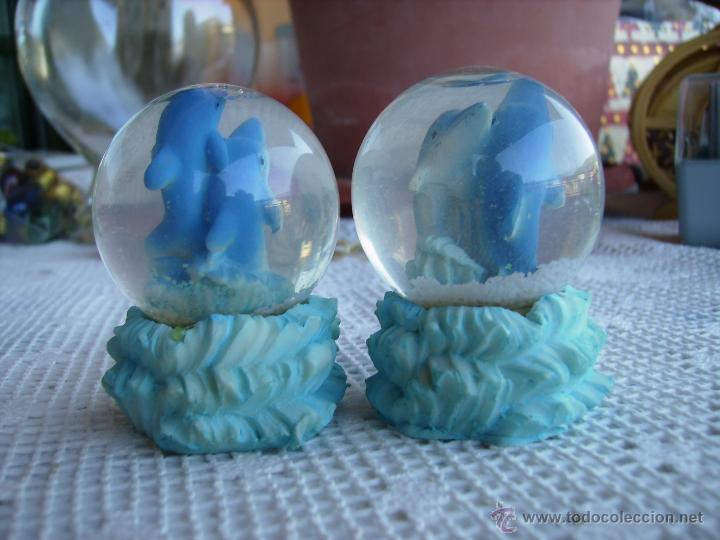 Vintage: **LOTE DE 2 BOLAS DE CRISTAL CON AGUA Y DELFINES DENTRO MUY DECORATIVAS**(6 x 4 cm DE BASE)**