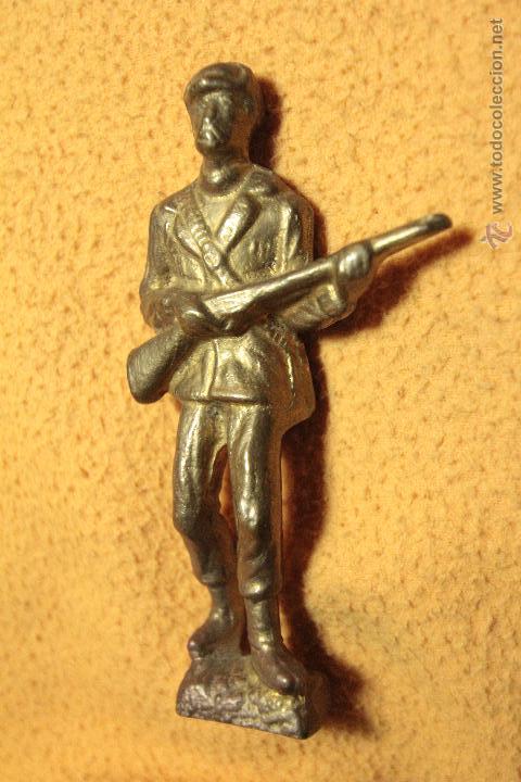 Vintage: figura de bronce, cazador - soldado 13cm de altura