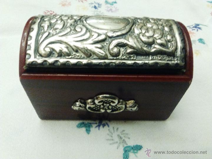 Vintage: CAJITA DE MADERA Y TAPA Y SELLO FRONTAL DE PLATA CON CONTRASTE