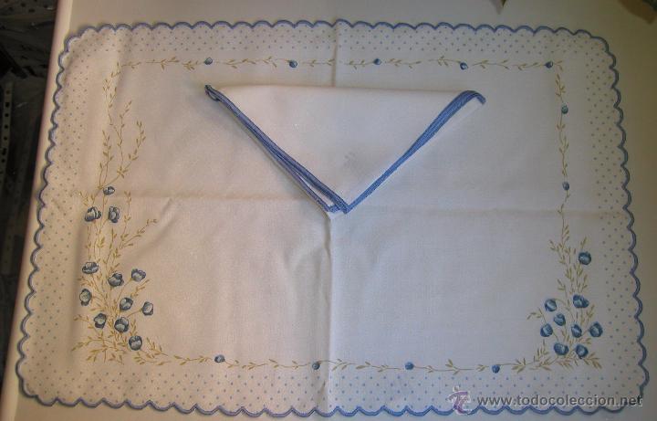 Vintage: DELICADO MANTEL INDIVIDUAL CON SERVILLETA VINTAGE FESTONEADO EN CONTORNO Y CON FLORES EN AZUL