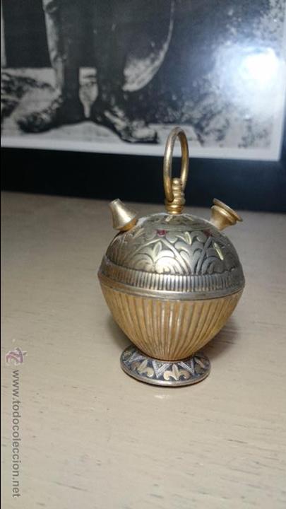 Vintage: peque&ntilde;o y decorativo botijo, miniatura en metal trabajado