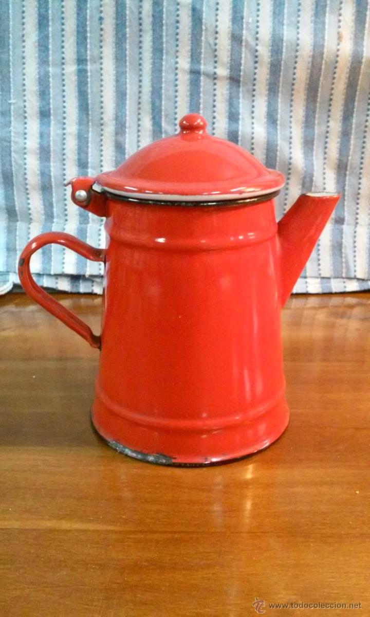 Vintage: Tetera de hierro esmaltado rojo. 19 cm. de alto 12,5 de di&aacute;metro parte de abajo