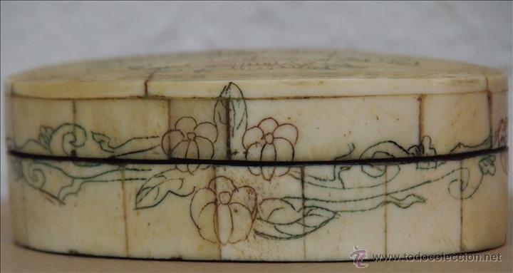 Vintage: Cajita ovalada de hueso. Pirograbada con motivos florales. Lacada al interior.