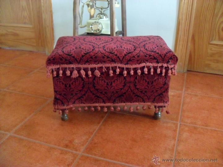 Vintage: peque&ntilde;o baul,cofre,madera a&ntilde;os 50 tapizado tela de la epoca,con patas es taburete tambien