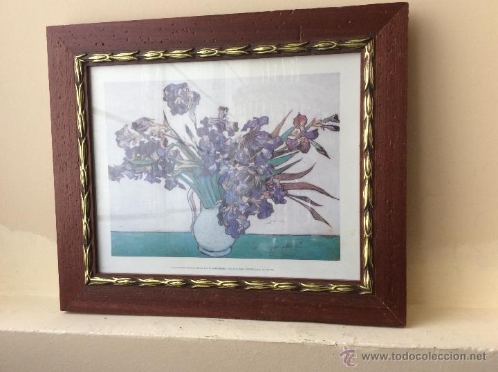 Vintage: MARCO DE MADERA CON LAMINA DE CLAUDE MONET IRIS EN EL JARRON