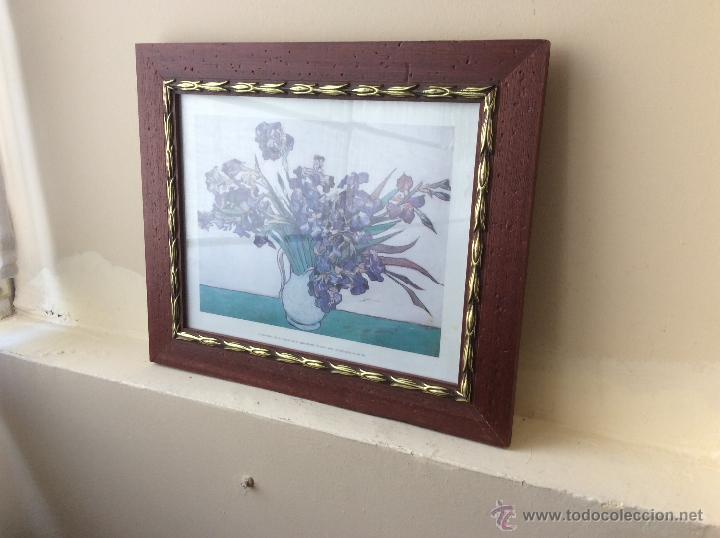 Vintage: MARCO DE MADERA CON LAMINA DE CLAUDE MONET IRIS EN EL JARRON - Foto 2