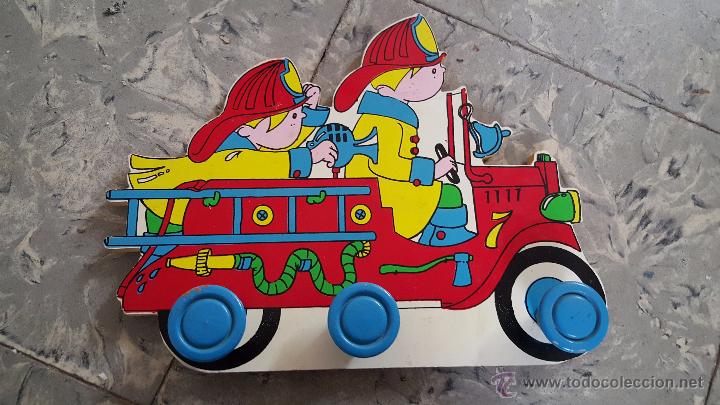 Vintage: percha infantil de madera, bomberos, 1980's