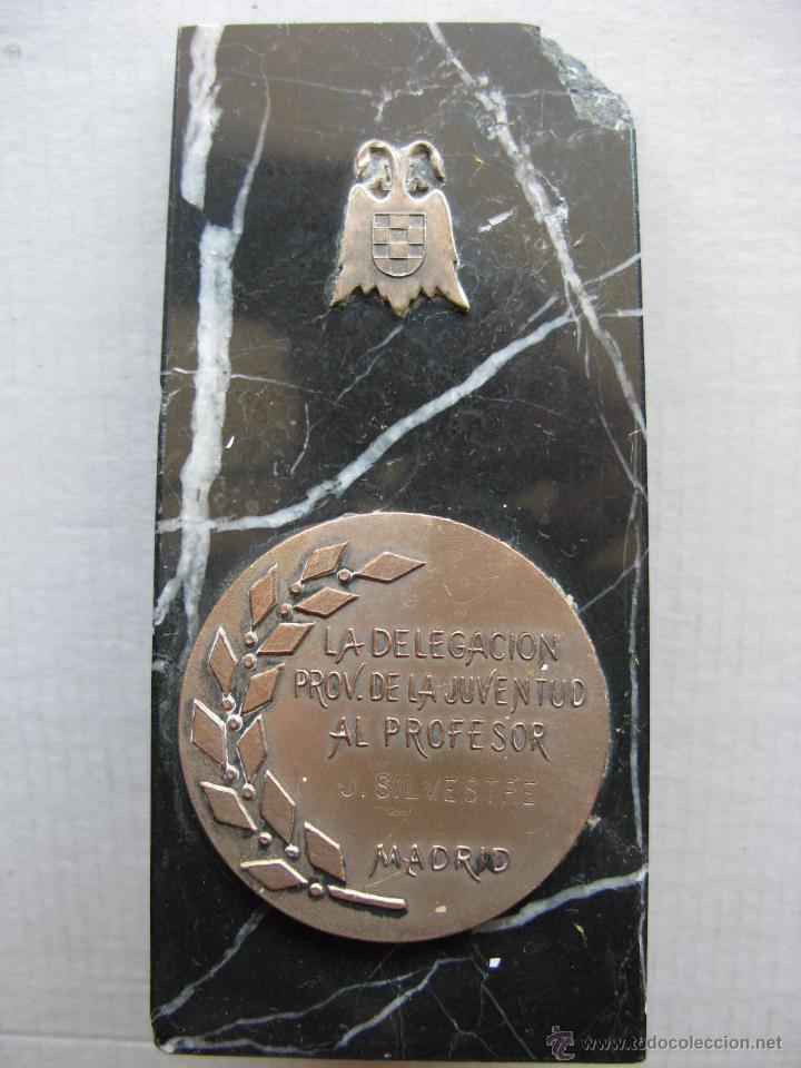 Vintage: PLACA EN M&Aacute;RMOL (LA DELEGACI&Oacute;N PROV.DE LA JUVENTUD) - Foto 1