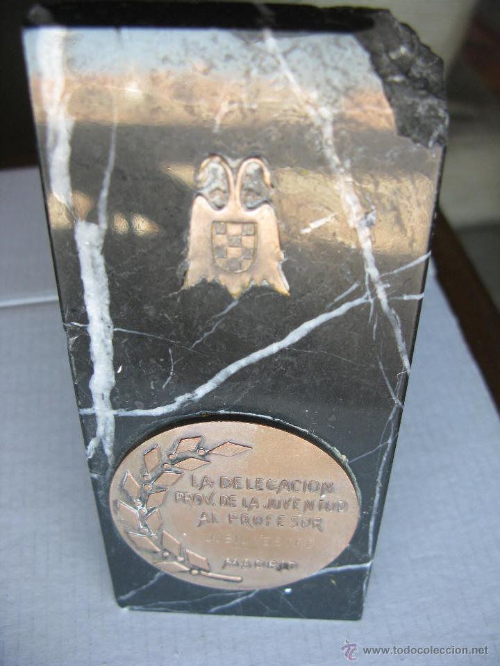 Vintage: PLACA EN M&Aacute;RMOL (LA DELEGACI&Oacute;N PROV.DE LA JUVENTUD) - Foto 2