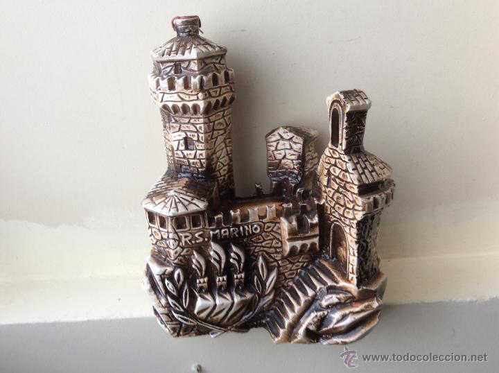 Vintage: BOTELLA CON FORMA DEL CASTILLO DE  LA REPUBLICA DE SAN MARINO - Foto 1