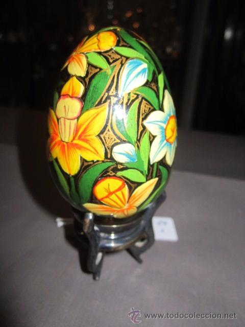 Vintage: Huevo de madera ruso, pintado a mano, con peana de bronce. 7,5 cms. altura sin peana.