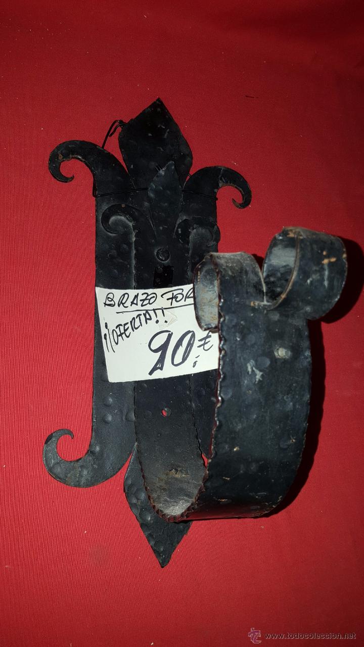 Vintage: Brazo de forja en negro para colgar en la pared.