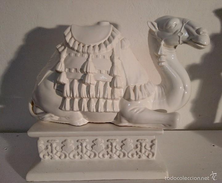 Vintage: DROMEDARIO CER&Aacute;MICA. Antigua l&aacute;mpara.  Figura: 50 x 31 cm. Peana-caja: 41 x 25 x 15 cm.